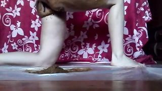 Slutty babe dildo fucks her poopy hole