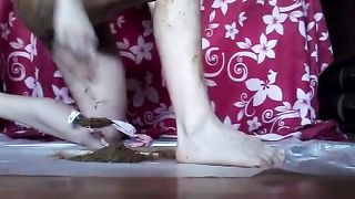 Slutty babe dildo fucks her poopy hole