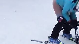 Ski pooping chick in the snow