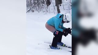 Ski pooping chick in the snow