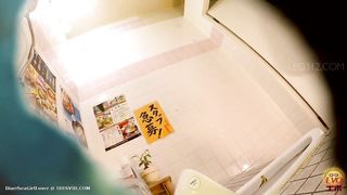 Gorgeous Japanese chick pooping in the toilet