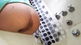 Watch how this sexy chick masturbating while pooping