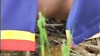 Amateur babe caught taking load outdoor