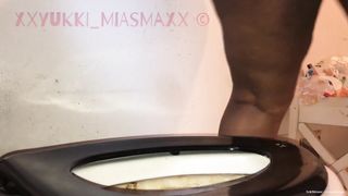 Huge ass black girl show us her yellow shit