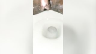 Ebony Shitting in the closeup