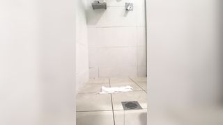 Australian girl smears all over herself