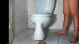 Sexy thick ass pooping in the toilet