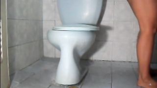 Sexy thick ass pooping in the toilet