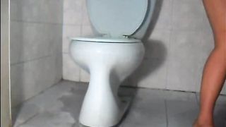 Seductive thick ass lady pooping