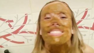 Scat slut taking bath from huge shit bucket