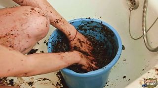 Kinky babe with sexy ass pooping and playing with her shit