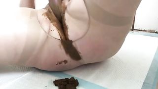 Slutty big ass chick masturbates while pooping