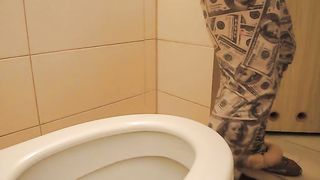 Gorgeous thick round ass pooping at home