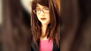 Thick ass lady pooping nicely in bedroom