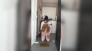 Amateur girl poop and licks her messy