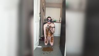 Amateur girl poop and licks her messy