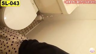 Hidden camera in the toilet Japanese girl