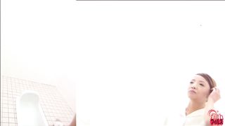 Mature Japanese lady pooping