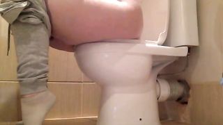 Amateur girl takes out her load