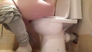 Amateur girl takes out her load