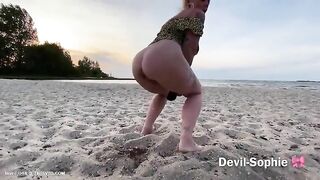Busty hot blonde babe piss and shits at the beach