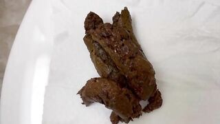 Big round bottom lady pooping