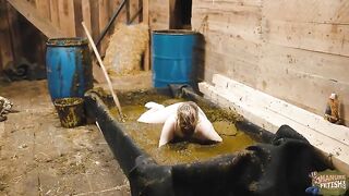 Naked curvy babe playing in the cowshit