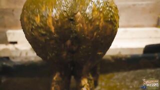 Naked curvy babe playing in the cowshit