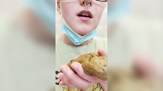 Hot big booty gal smearing shit