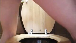 Big butt babe shitting in the toilet