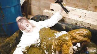 Manure fun with Lyndra Lynn in cowshit