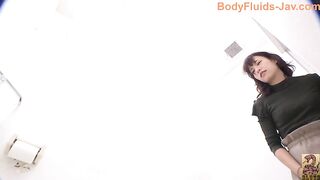 Cute Japanese babe is heavy shitter