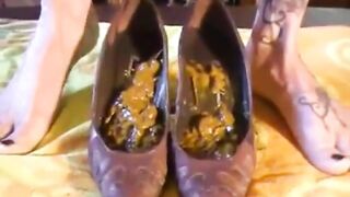 Dirty tattooed milf poops in her sandals