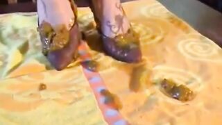 Dirty tattooed milf poops in her sandals