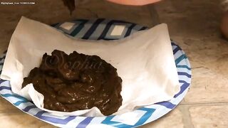 Babe shits on paper napkin on a plate.