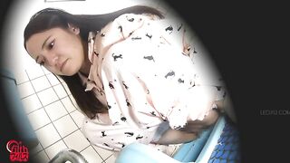 Lovely Japanese chick dropping behemoth turd