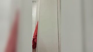 Smooth thick ass lady dropping shit