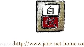 Gorgeous big booty Japanese milf shitting