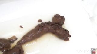 Gorgeous big booty Japanese milf shitting