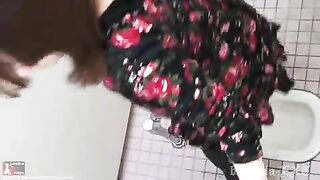 Uncensored Japanese mature lady shitting