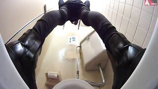 Nasty uncensored Japanese babe shitting