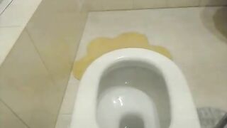 Amateur toilet poop show
