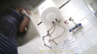 Amateur lady shitting and pissing nicely