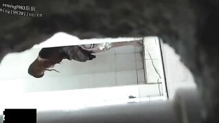 Chinese office lady shamelessly poop