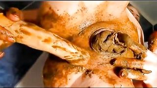 Dirty mature loves shit on her pussy