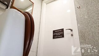 Alt chick and sexy pee pee show