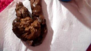 Gorgeous babe in pink sandals dropping shit