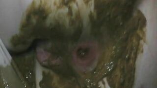 Phat ass brunette girlfriend smearing shit