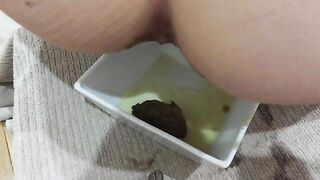 Slut pushes out plug while shitting