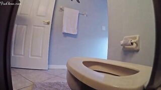 Big hot booty dumping shit in toilet